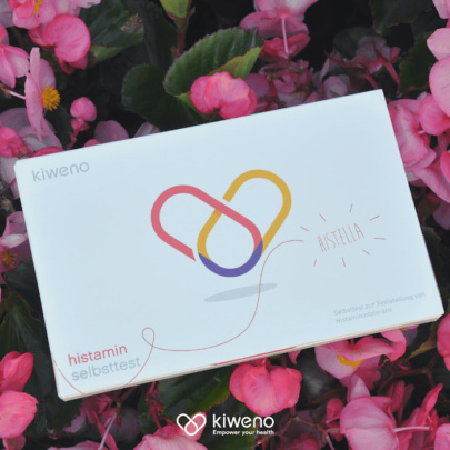 histaminintoleranz test von kiweno auf rosa Blumen
