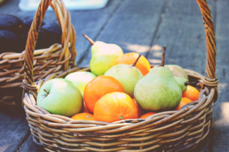Korb mit Birnen Äpfel & Orangen