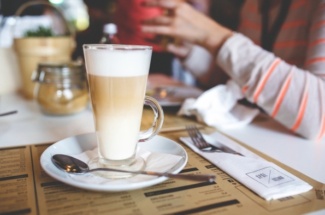 Kaffeegetränk auf einem Tisch im Restaurant