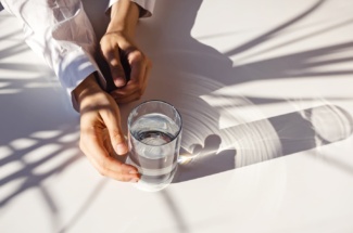 Mehr Wasser trinken ist lebenswichtig: 10 Tipps im Alltag